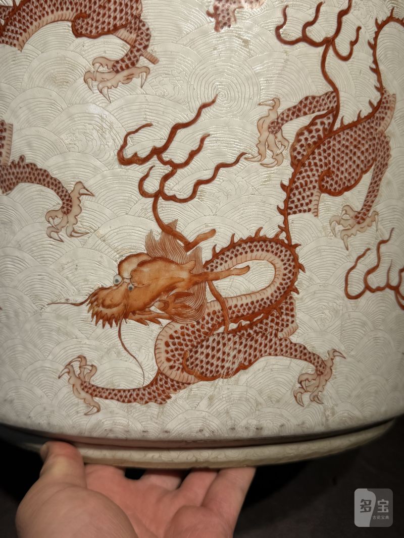 清道光 白釉轧道珊瑚红九龙闹海纹缸 - 图9